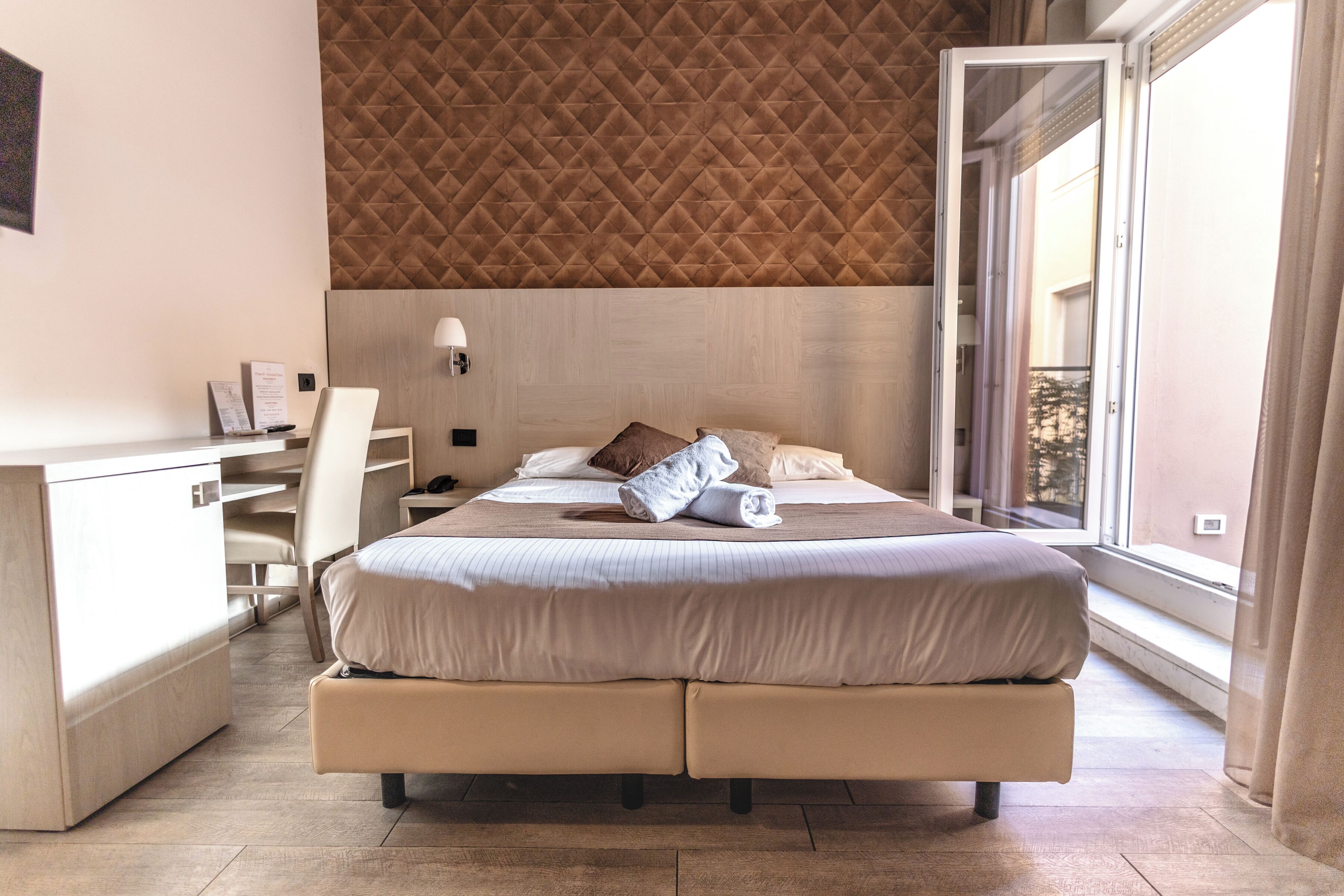 Cubrecamas, minibar, caja de seguridad en la habitación y escritorio 