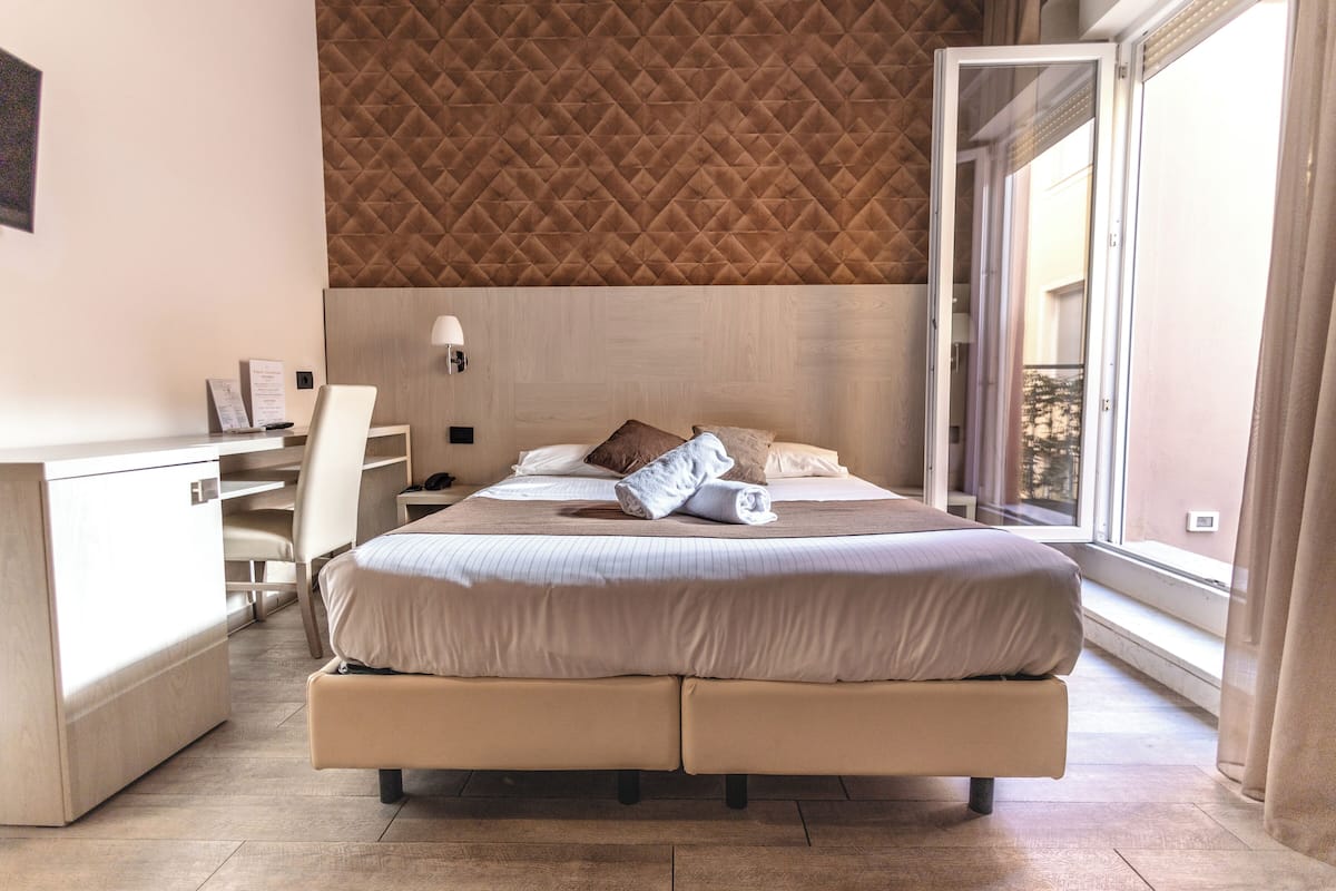 Cubrecamas, minibar, caja de seguridad en la habitación y escritorio