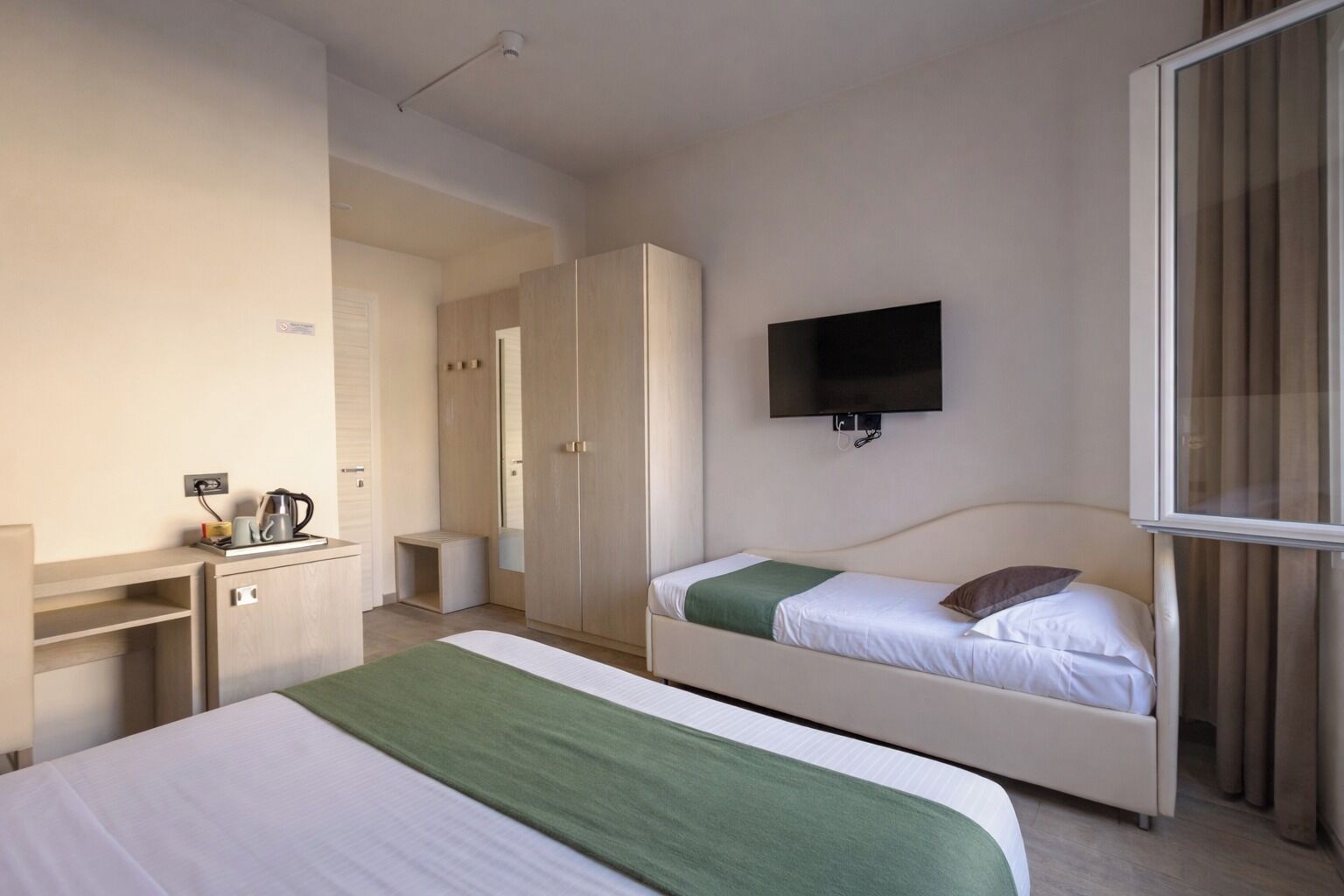 Cubrecamas, minibar, caja de seguridad en la habitación y escritorio 