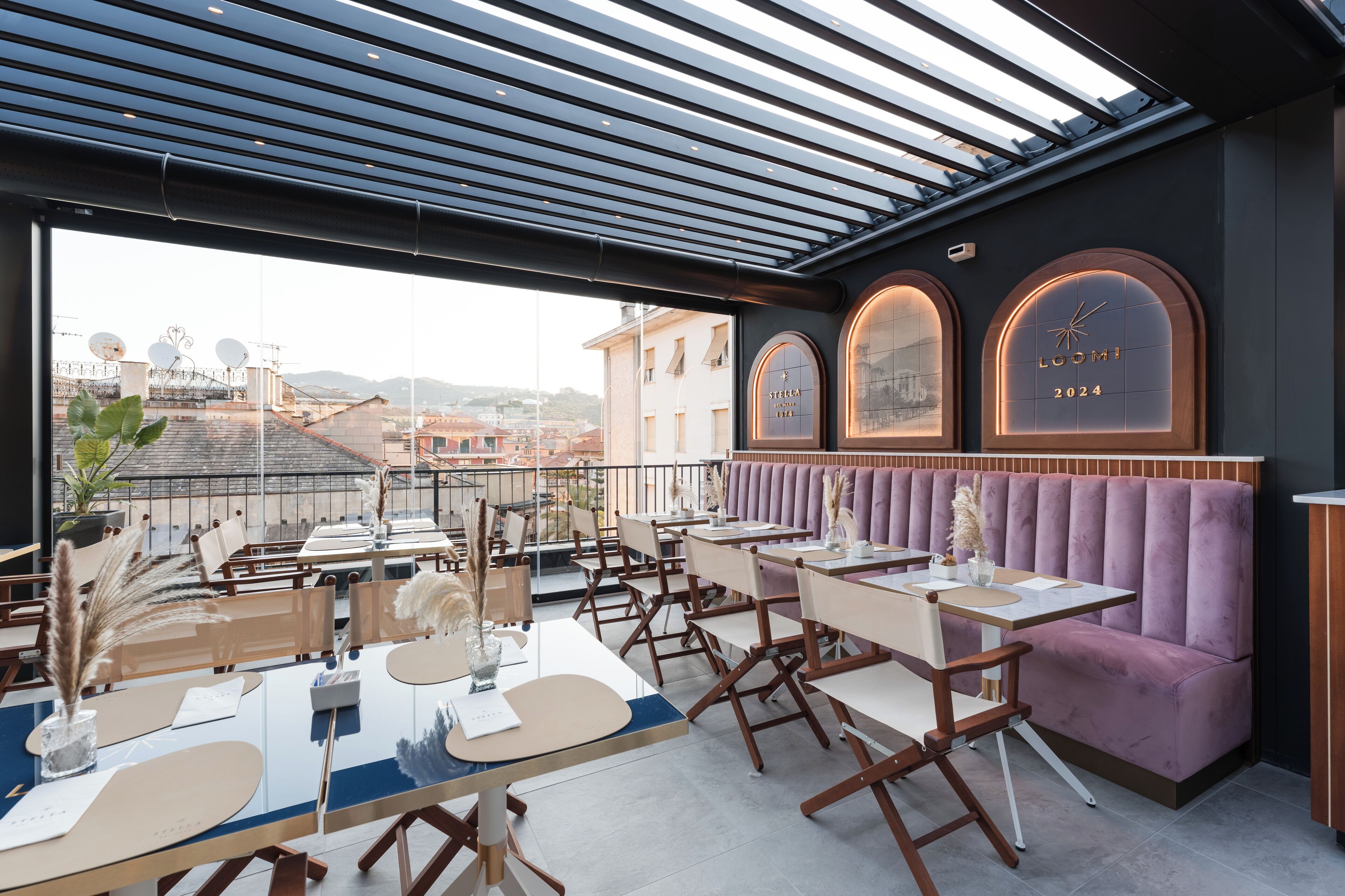 Un restaurant situé sur le toit, avec des tables et des chaises, offrant une vue sur la ville, et une horloge indiquant l’année 2024.