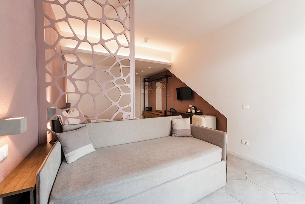 Design suite, 1 slaapkamer, terras, tuin | Donzen dekbedden, een minibar, een kluis op de kamer, een bureau