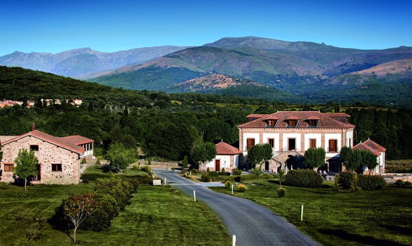 Vista frontal de la propiedad