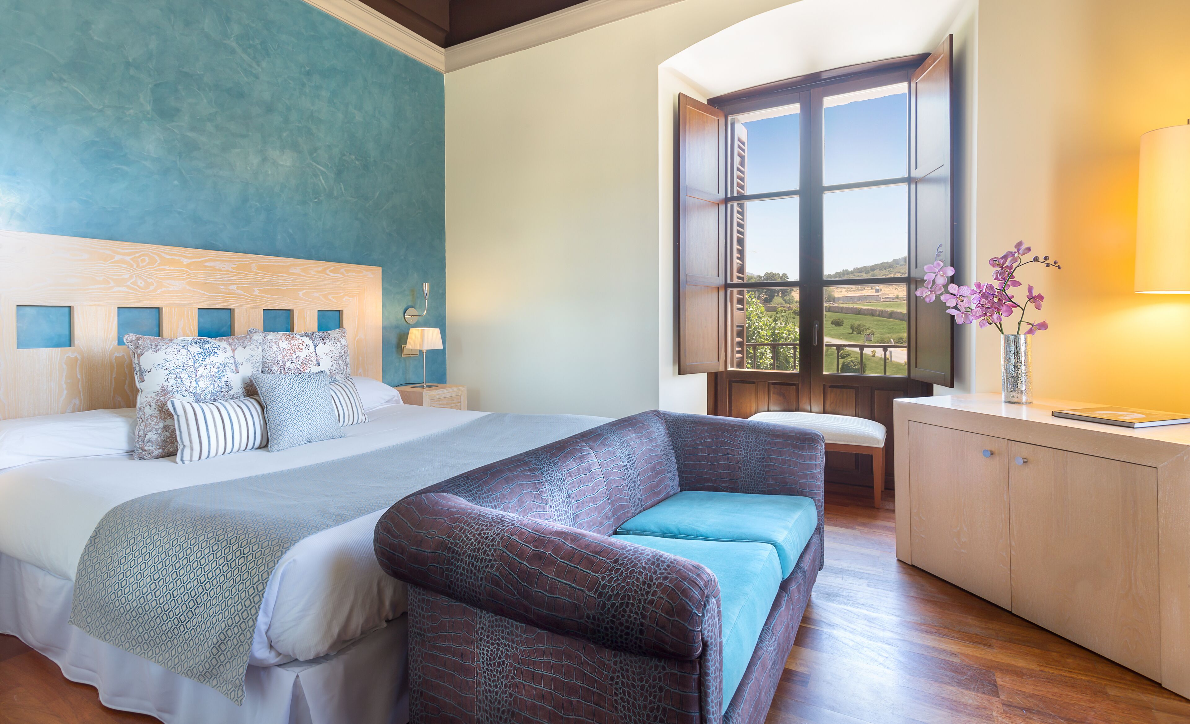 Premium bedding, minibar, in-room safe, desk