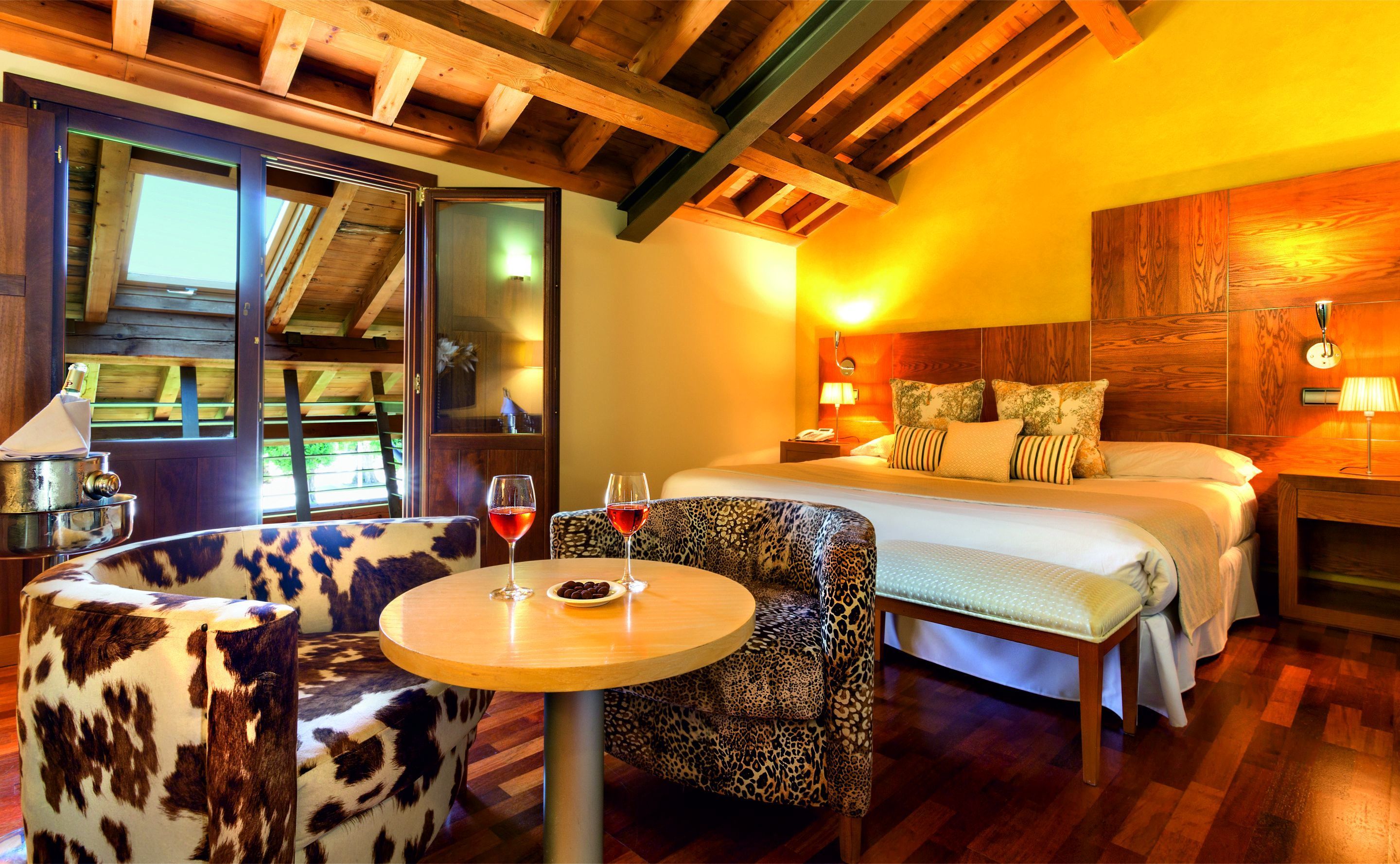 double room + hot tub + free wifi | 1 bedroom, premium bedding, minibar, in-room safe