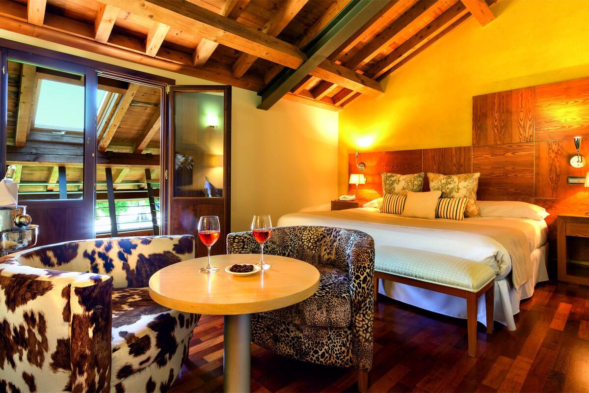 double room + hot tub + free wifi | 1 bedroom, premium bedding, minibar, in-room safe