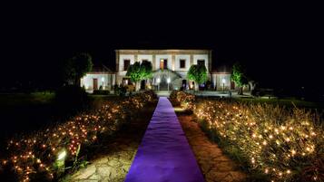 Majoituspaikan julkisivu illalla/yöllä