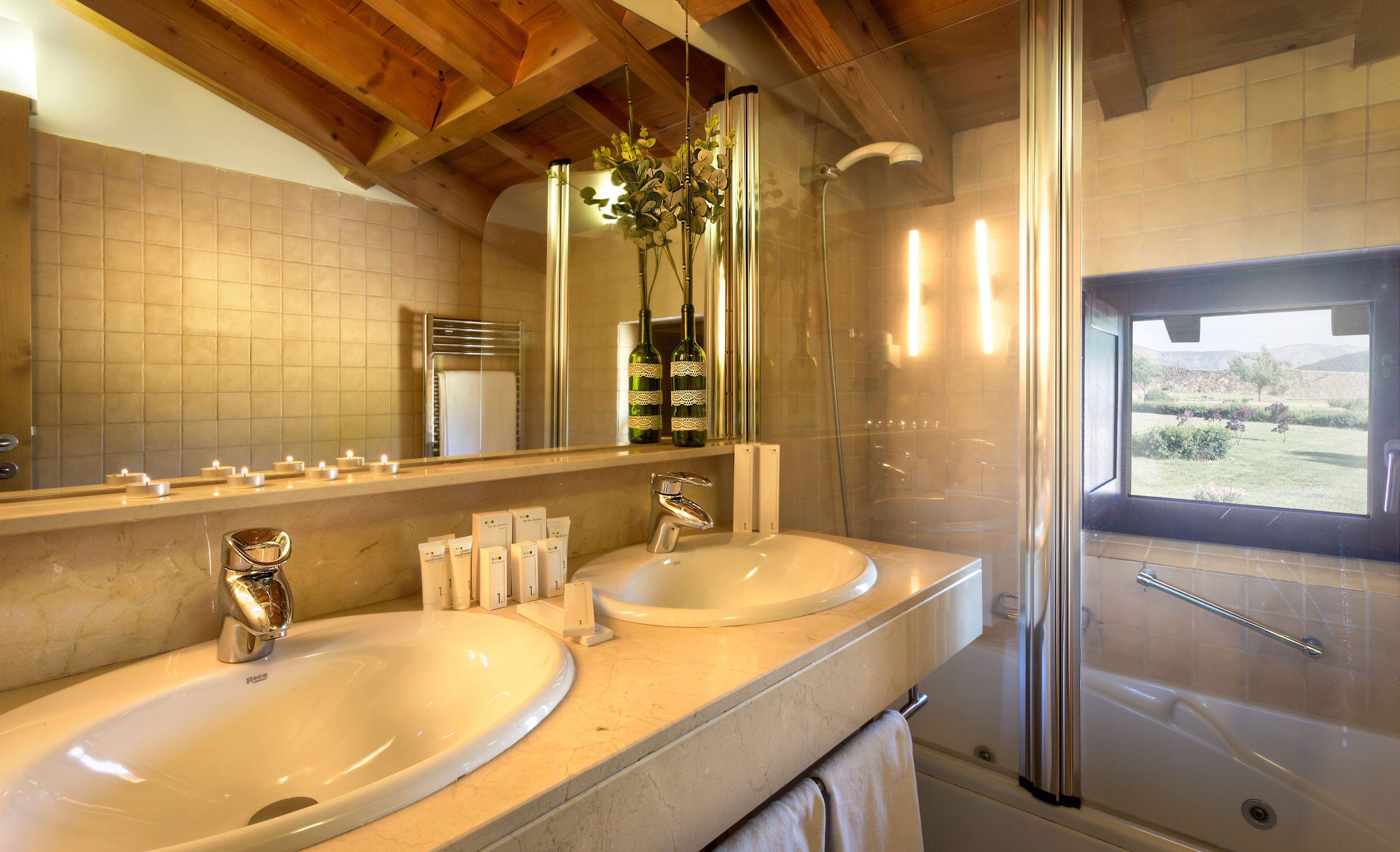 combined shower/bathtub, jetted bath, free toiletries, hair dryer