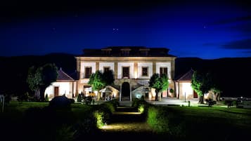 Voorkant accommodatie - avond/nacht