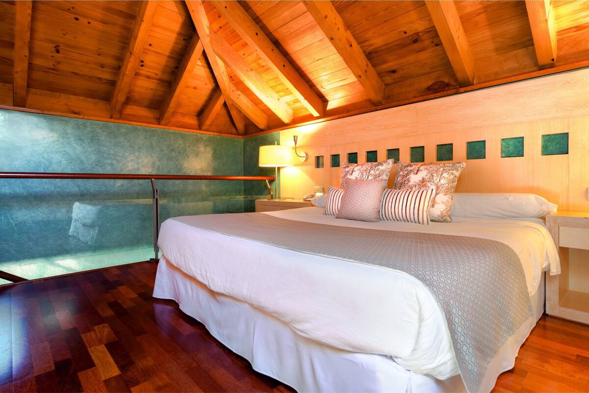 suite duplex with hot tub | 1 bedroom, premium bedding, minibar, in-room safe