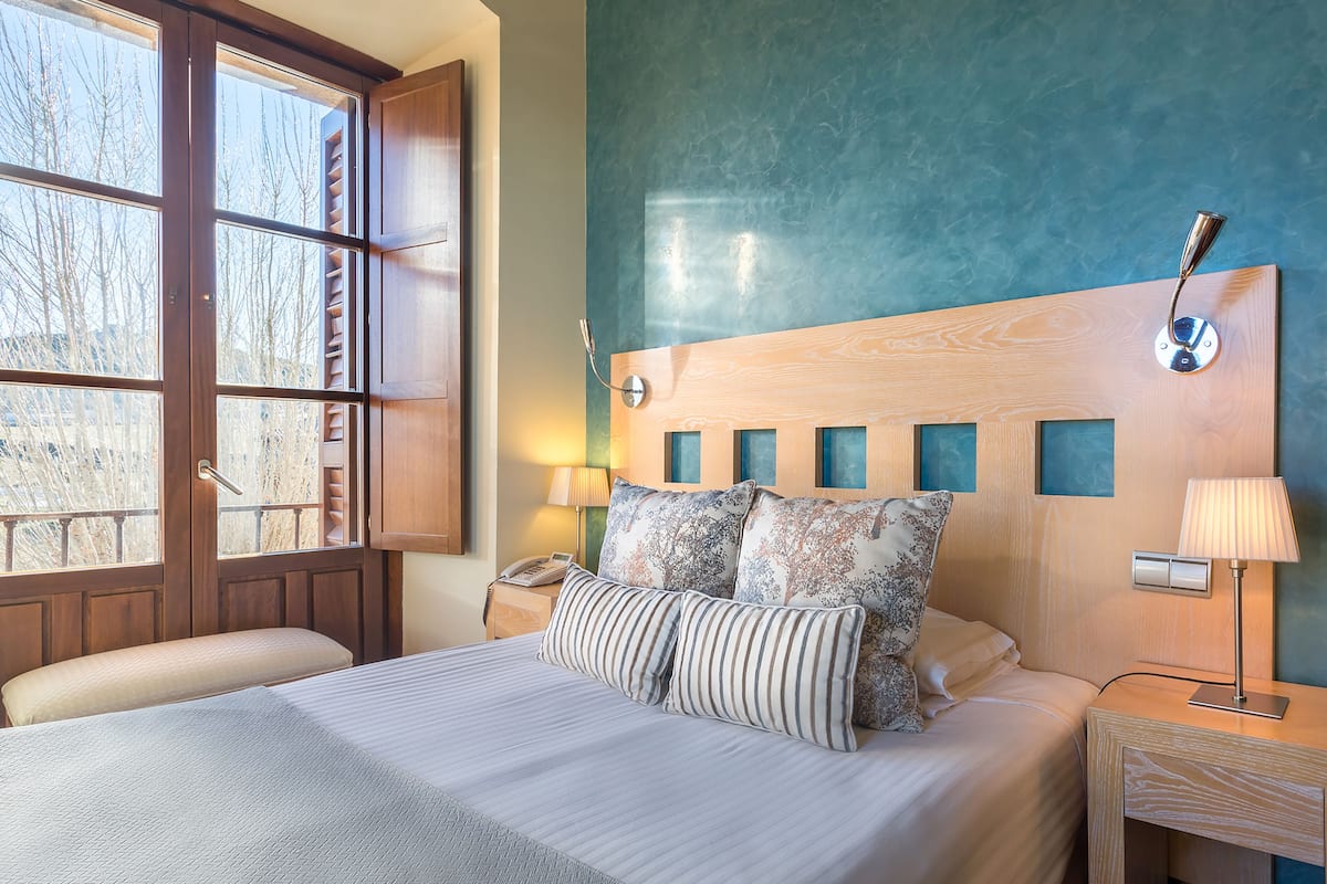 Ropa de cama de alta calidad, minibar, caja fuerte y escritorio