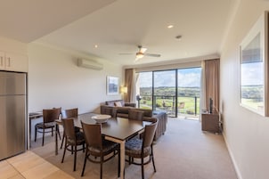 Apartamento, 2 habitaciones | Zona de estar | Una televisión LCD