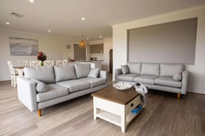 Four Bedroom Villa | Área de sala de estar | Televisión LCD 