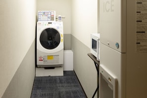 A laundry room with a washing machine, a microwave, and an ice machine. - Sotetsu Fresa Inn Tokyo-Akasaka (Tokyo)