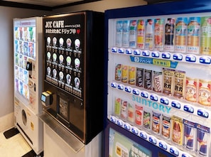Distributeurs automatiques proposant une variété de boissons et d’en-cas.