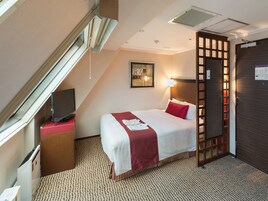 Deluxe Double Room, 1 Bedroom, Non Smoking | Desk, blackout drapes, iron/ironing board, free WiFi