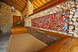 Lobby sitting area - Ida Inn (Kuta)