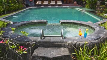 Kolam renang outdoor, dengan payung kolam renang dan kursi berjemur
