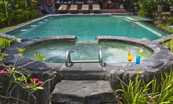 Outdoor pool - Ida Inn (Kuta)
