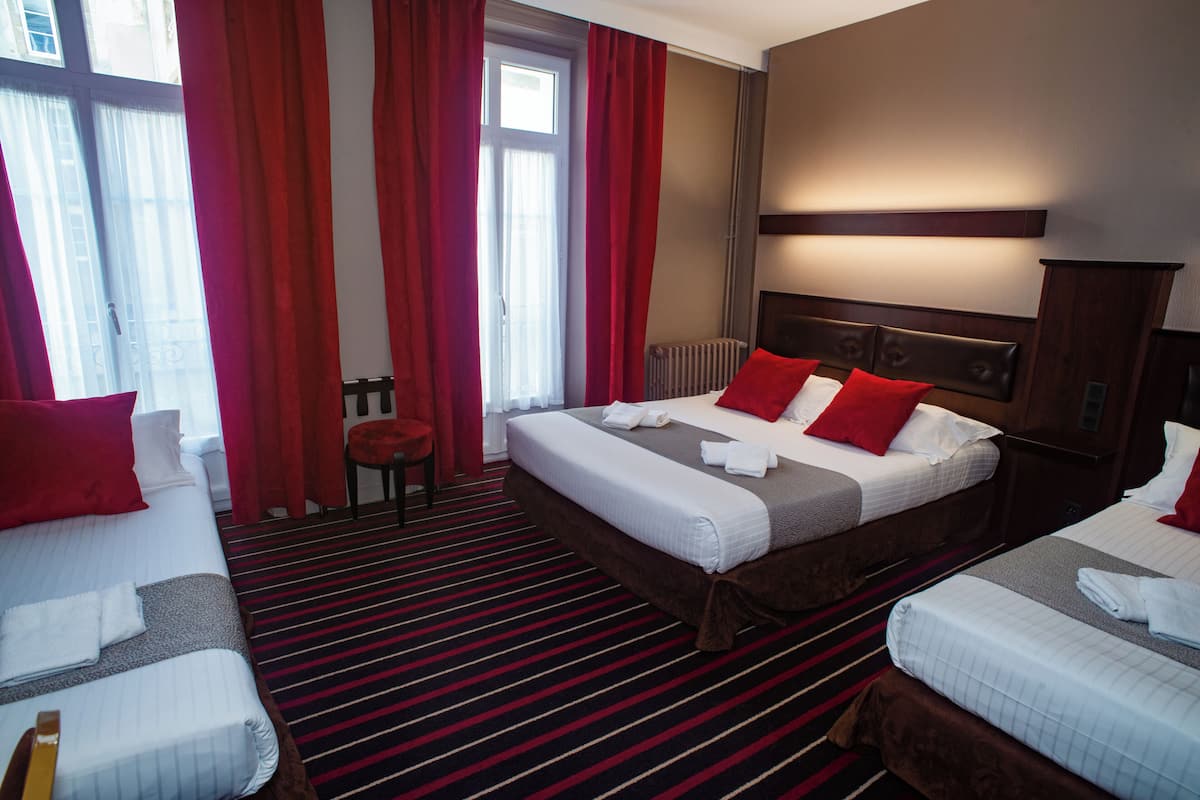 Hochwertige Bettwaren, Select-Comfort-Betten, Zimmersafe, Schreibtisch