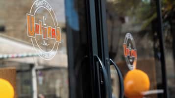 Uma janela com um logotipo que diz "Saint-Malo Université - Bar - NTRAMURPS".