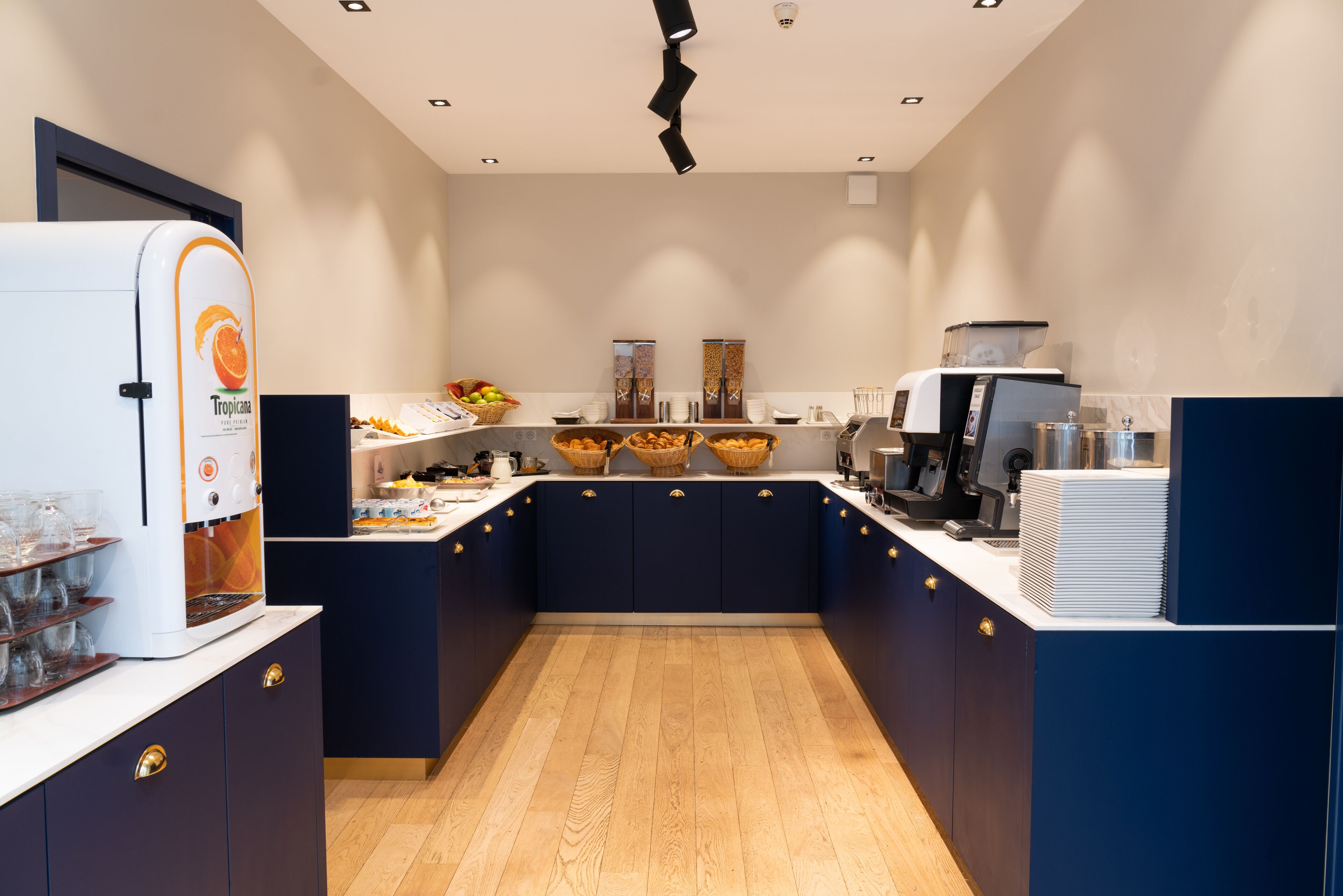 Daily buffet breakfast (EUR 15.5 per person)