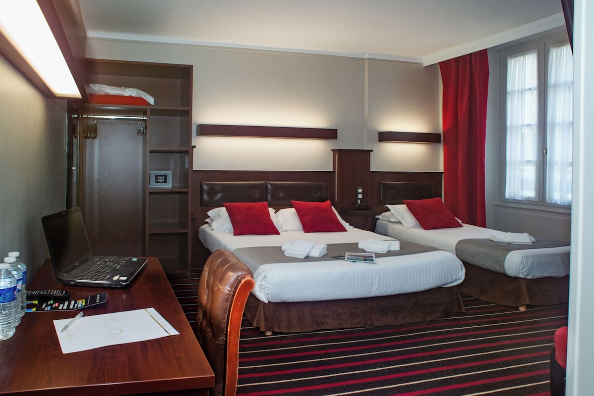 Superior-Dreibettzimmer | Hochwertige Bettwaren, Select-Comfort-Betten, Zimmersafe, Schreibtisch