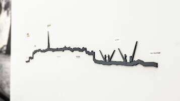 Eine Schwarz-Weiß-Zeichnung einer Kaimauer mit Schiffen, mit der Aufschrift 'Les Docks' und 'Vers Cité d'Art'.
