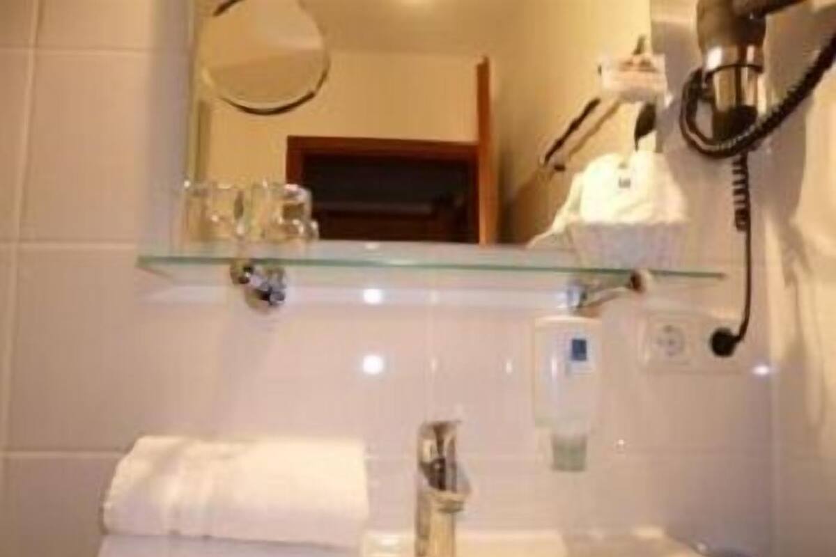 Double Room Single Use | Bathroom sink
