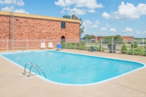 Una piscina al aire libre de temporada
