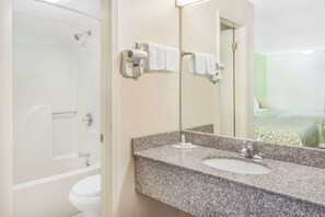 Bañera, artículos de higiene personal gratuitos y secador de pelo