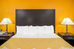Habitación estándar, 1 cama de matrimonio grande, no fumadores | 1 dormitorio y ropa de cama de alta calidad