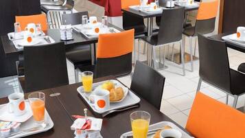 Bữa sáng buffet hàng ngày (16 EUR/mỗi người)