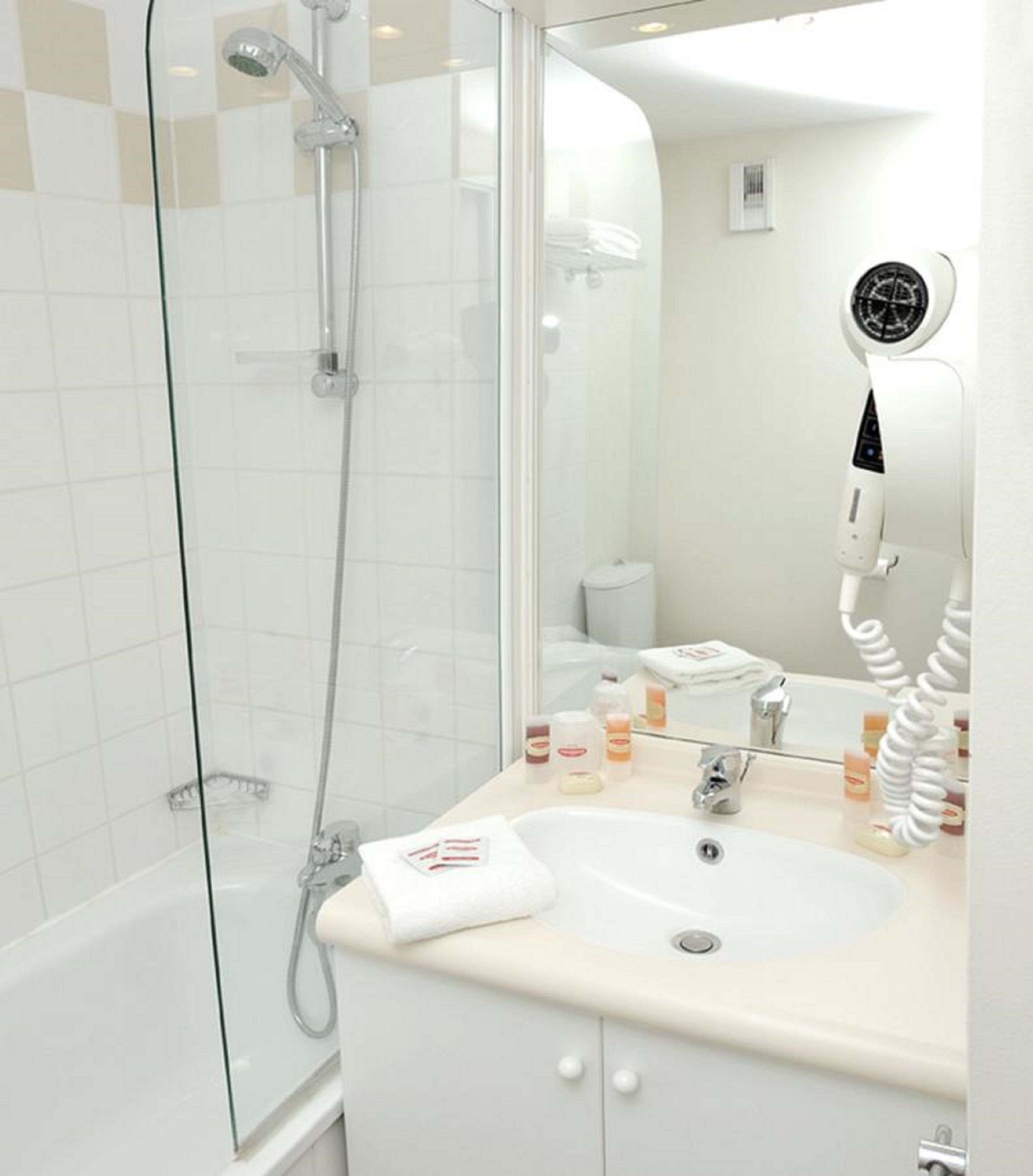 Kostenlose Toilettenartikel, Haartrockner, Handtücher, Seife