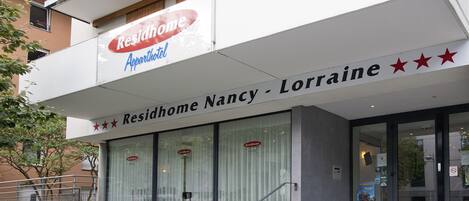 A building with a sign reading "Residhome Nancy - Lorraine" and three stars.