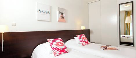 Literie de qualité supérieure, bureau, rideaux occultants