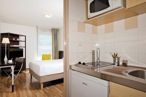 Premium bedding, desk, blackout curtains, soundproofing - Residhome Appart Hotel Nancy Lorraine (Nancy)