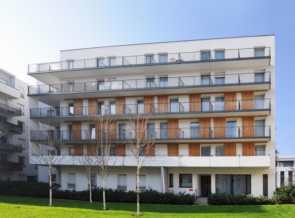 A multi-story residential building with balconies, a flat roof, and a modern architectural style. - Residhome Appart Hotel Nancy Lorraine (Nancy)