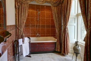 Combined shower/bathtub, free toiletries, hair dryer, towels - Walworth Castle Hotel, BW Signature Collection (Darlington)
