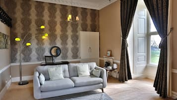 1 habitación, decoración personalizada, muebles diferentes y escritorio
