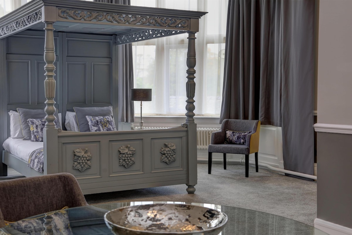 Suite, 1 Double Bed, Non Smoking (Four Poster Bed) | Desk, laptop workspace, WiFi (free), alarm clocks