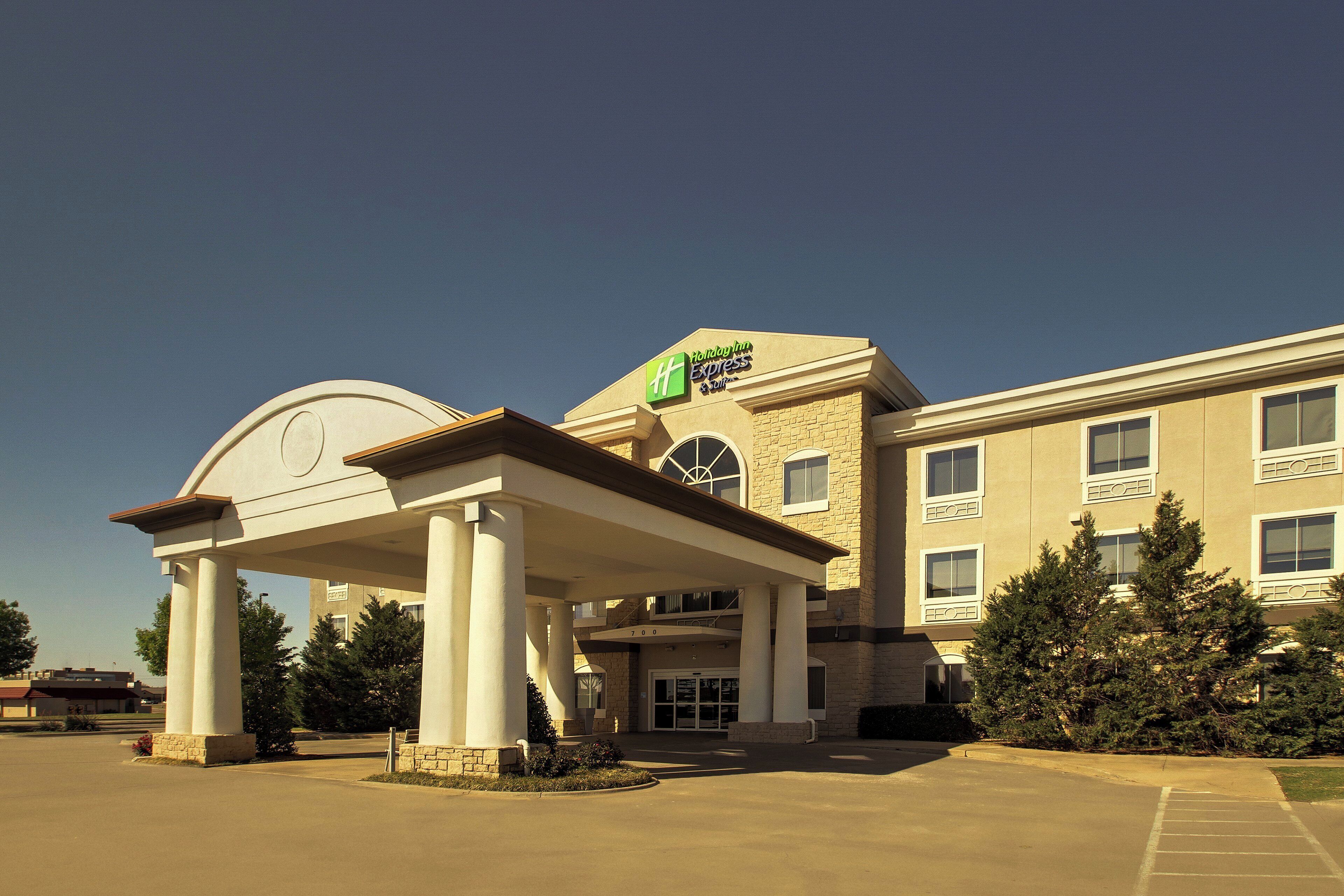 Ein Holiday Inn Express Hotel mit überdachter Eingangshalle und Ziegel-Fassade.