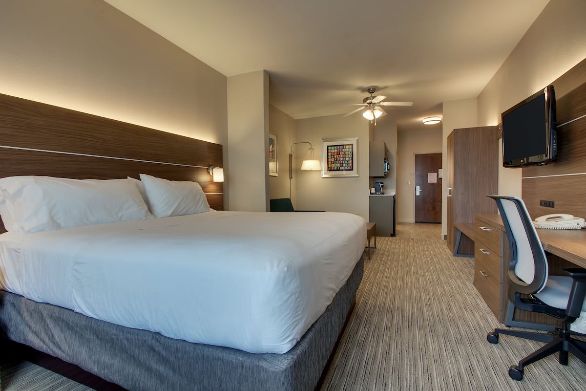 Suite, 1 kingsize bed, toegankelijk voor mindervaliden (Communication) | Een kluis op de kamer, een bureau, een strijkplank/strijkijzer