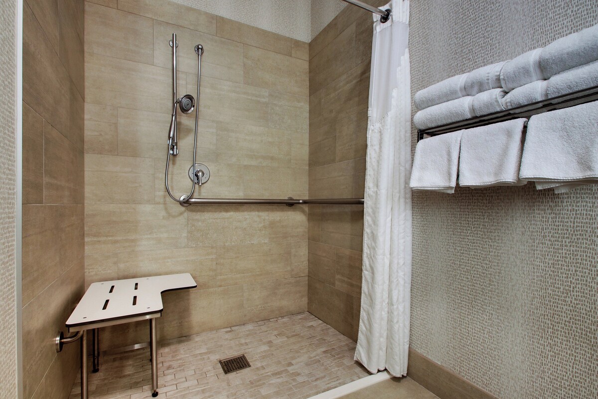 Rom – standard, 1 kingsize-seng, tilgjengelighetstilpasset (Communication, Accessible Tub) | Safe på rommet, skrivebord, strykejern/-brett og barnesenger (inkludert)