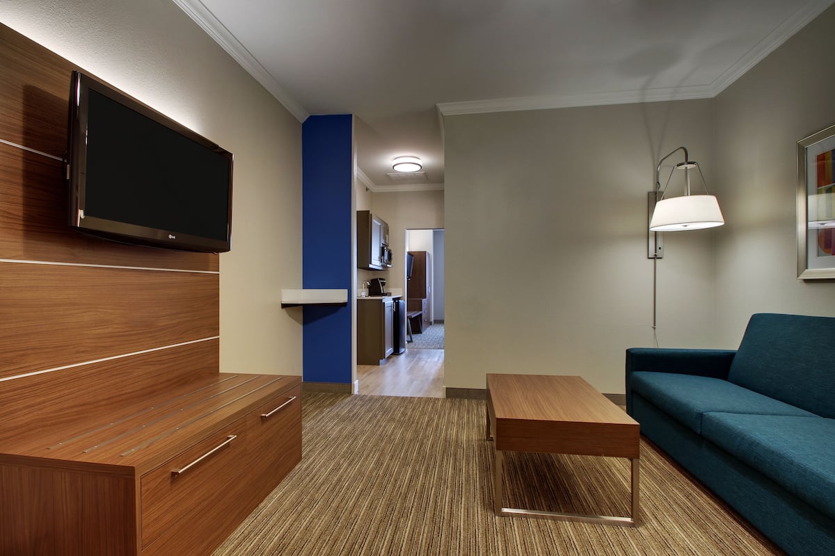 suite, 2 bedrooms | 1 bedroom, in-room safe, desk, iron/ironing board