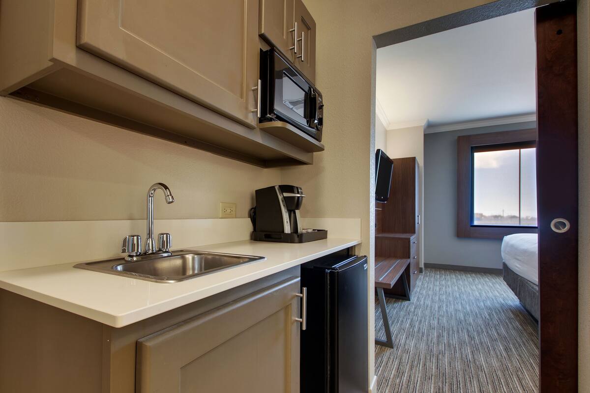 suite, 2 bedrooms | 1 bedroom, in-room safe, desk, iron/ironing board