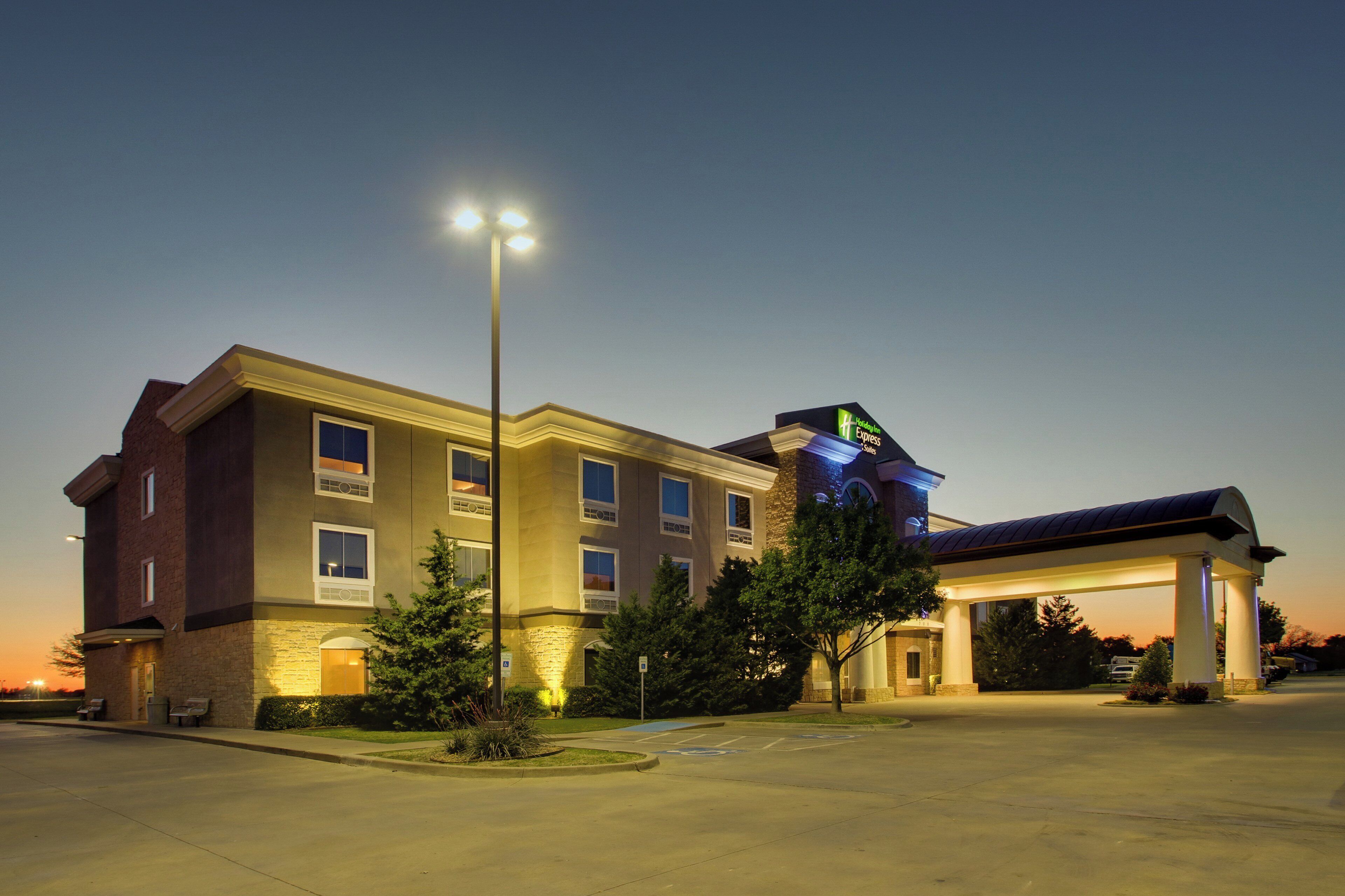 A Holiday Inn Express hotel with a parking lot and a covered entrance.