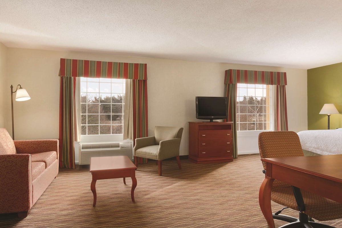 Suite, 1 King Bed, Non Smoking | Living area | 43-inch flat-screen TV with cable channels, TV