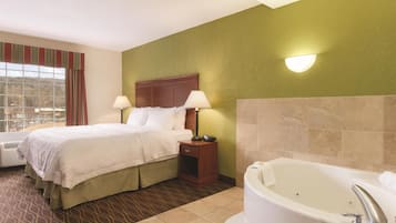 Suite, trĂšs grand lit, non-fumeurs | Couette en duvet d'oie, bureau, rideaux occultants