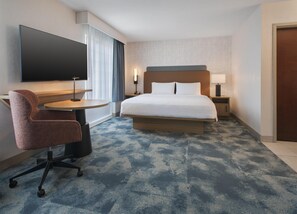 One king studio non smoking | Down comforters, desk, blackout drapes, soundproofing - Hampton Inn & Suites Greenfield (Greenfield)