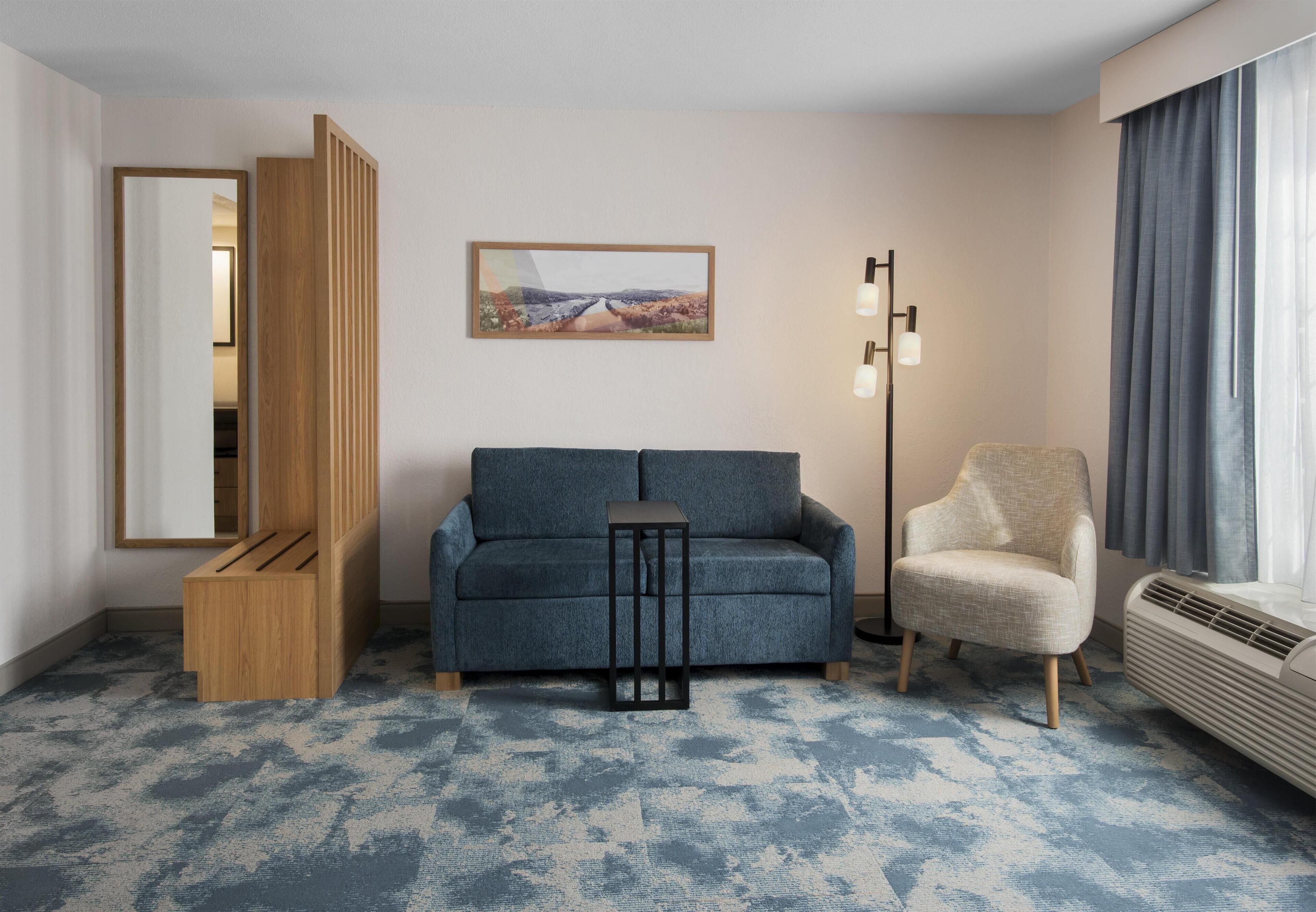 Suite, 1 kingsize bed, niet-roken | Woonruimte | Een 43-inch flatscreentelevisie met kabelzenders en een televisie